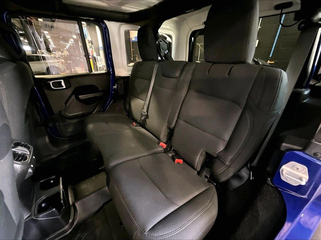 2019 Jeep Wrangler — photo 15