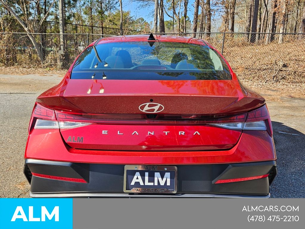Used 2025 Red Hyundai SEL Convenience image 12