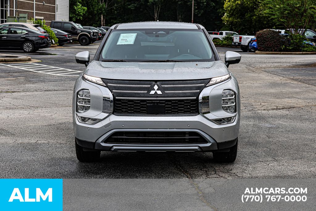 Used 2025 Silver Mitsubishi SE image 11
