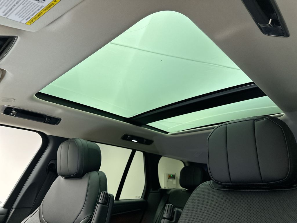 2025 Land Rover Range Rover SE 11