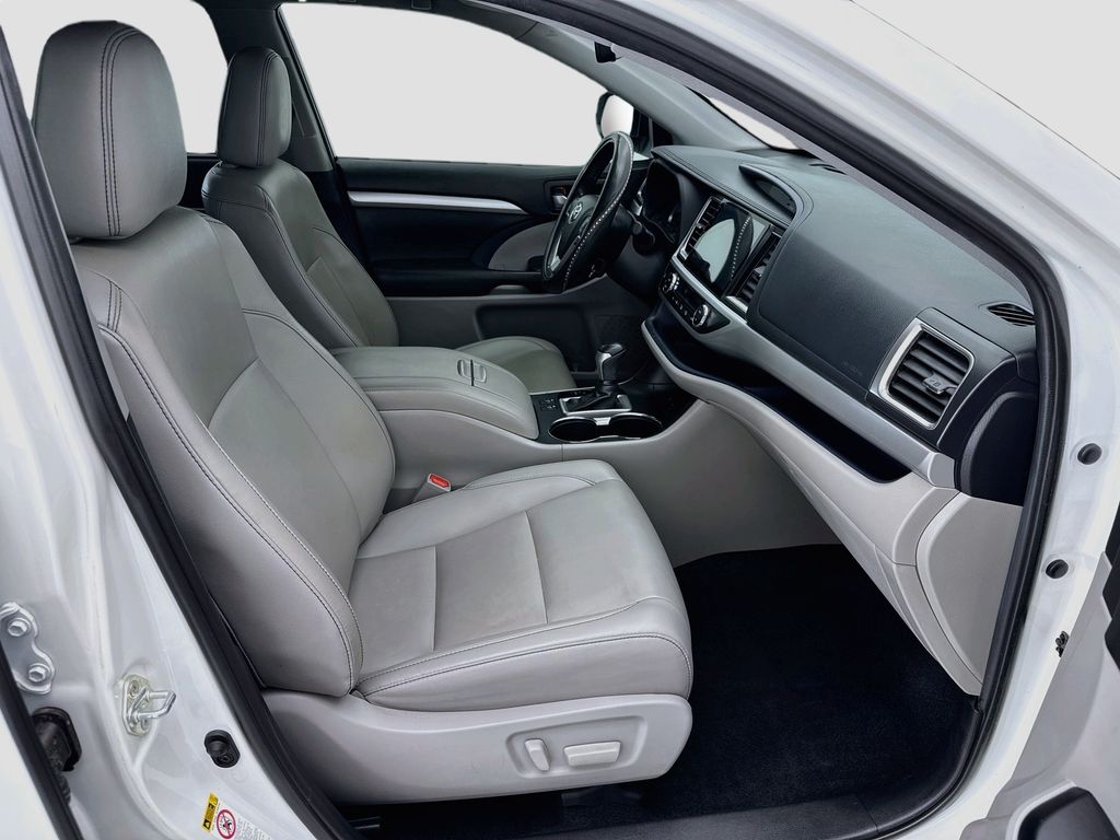 Thumbnail: 2019 Toyota Highlander - 18