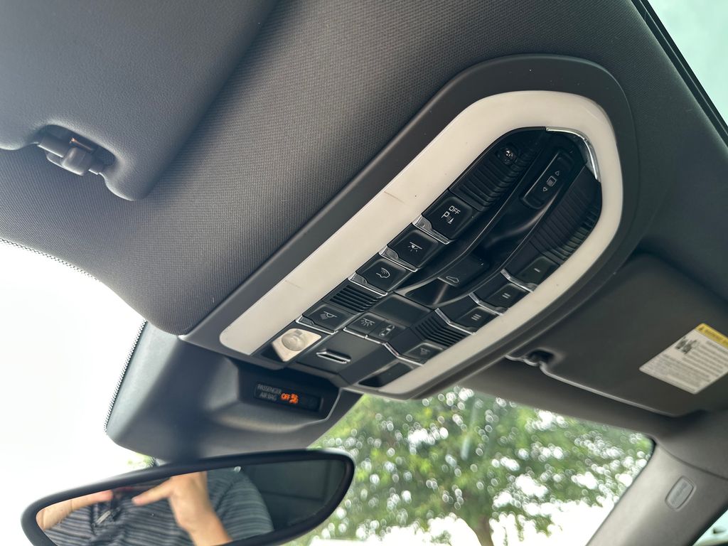 Used 2018  Porsche Base image 26