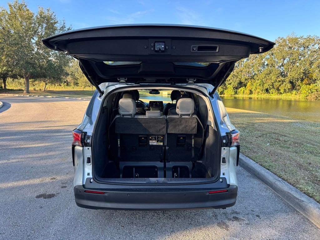 2021 Toyota Sienna XLE 11