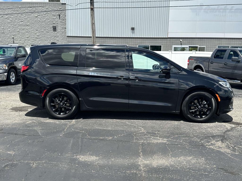 2023 Chrysler Pacifica #2