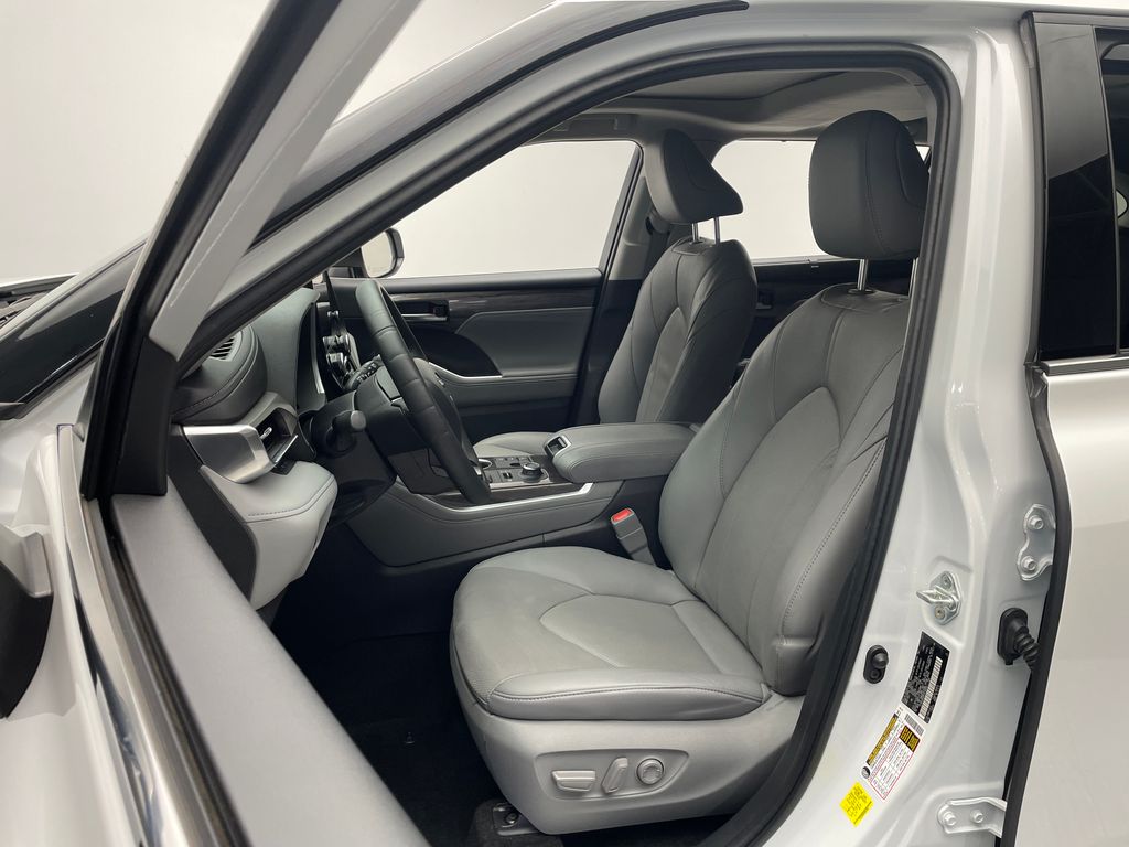 Thumbnail: 2023 Toyota Highlander - 13