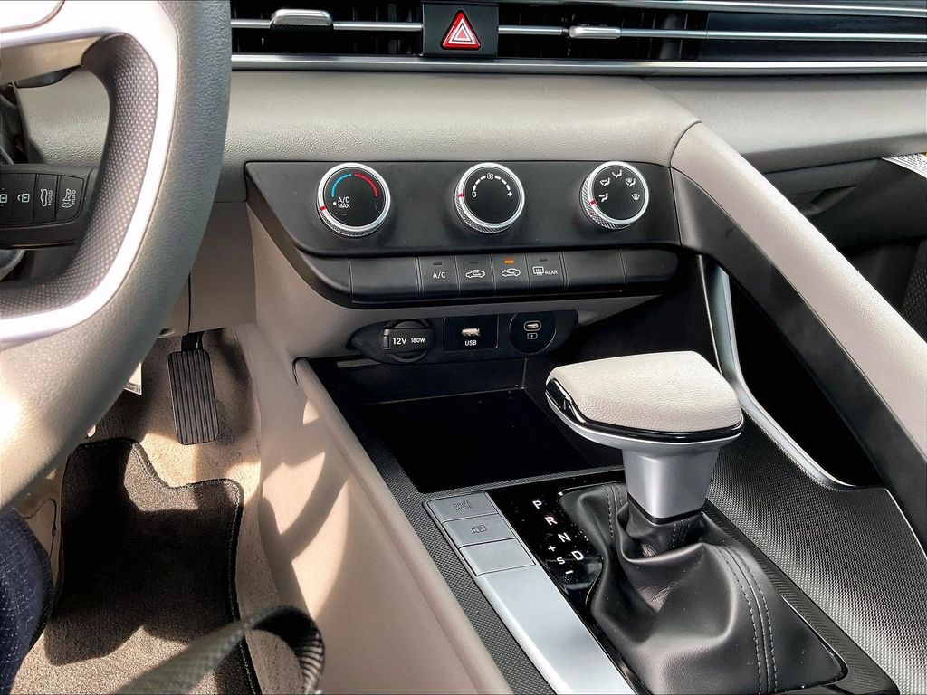 2025 Hyundai Elantra — photo 25