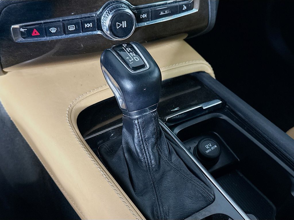 2017 Volvo XC90 T6 Momentum 17