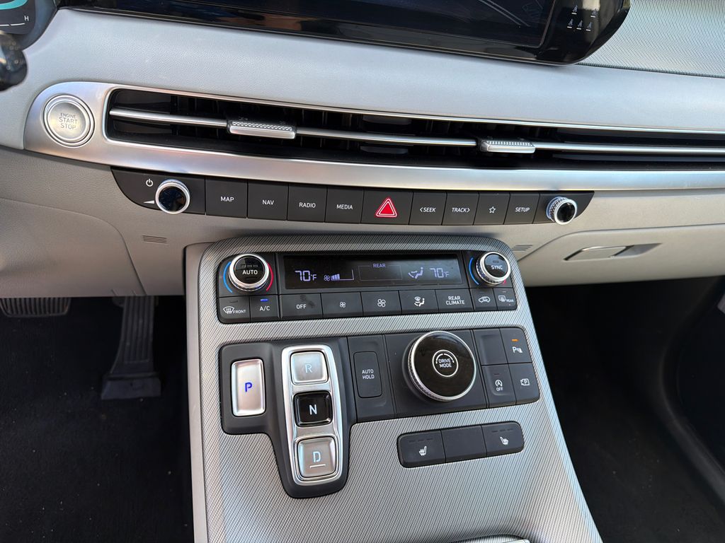 Used 2025 White Hyundai SEL image 30
