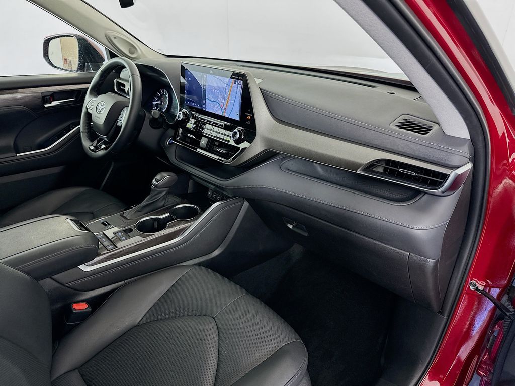 Thumbnail: 2021 Toyota Highlander - 32