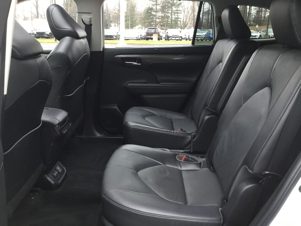 Thumbnail: 2022 Toyota Highlander - 16