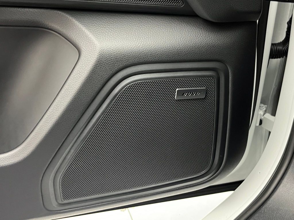 Thumbnail: 2026 Porsche Macan - 21