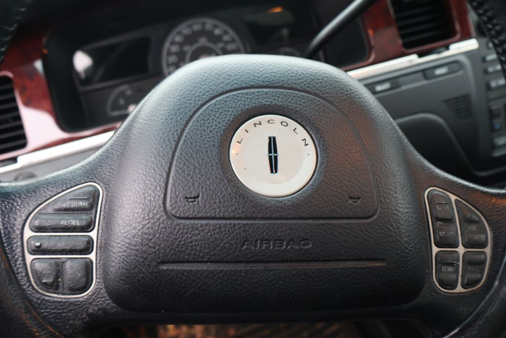 Thumbnail: 2004 Lincoln Town Car - 17