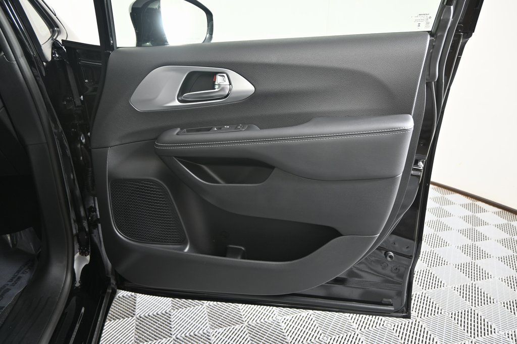 2026 Chrysler Pacifica Limited - Photo 12