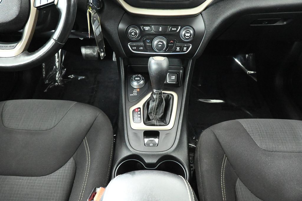 Thumbnail: 2016 Jeep Cherokee - 24