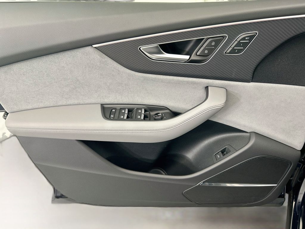 Thumbnail: 2026 Audi SQ8 - 23