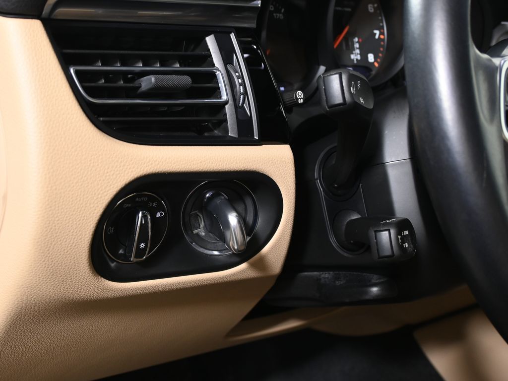 Thumbnail: 2021 Porsche Macan - 31