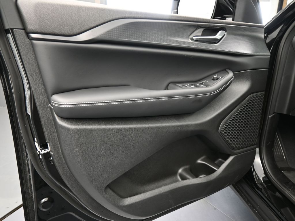 New 2025 Diamond Black Crystal Pearlcoat Jeep Laredo image 16