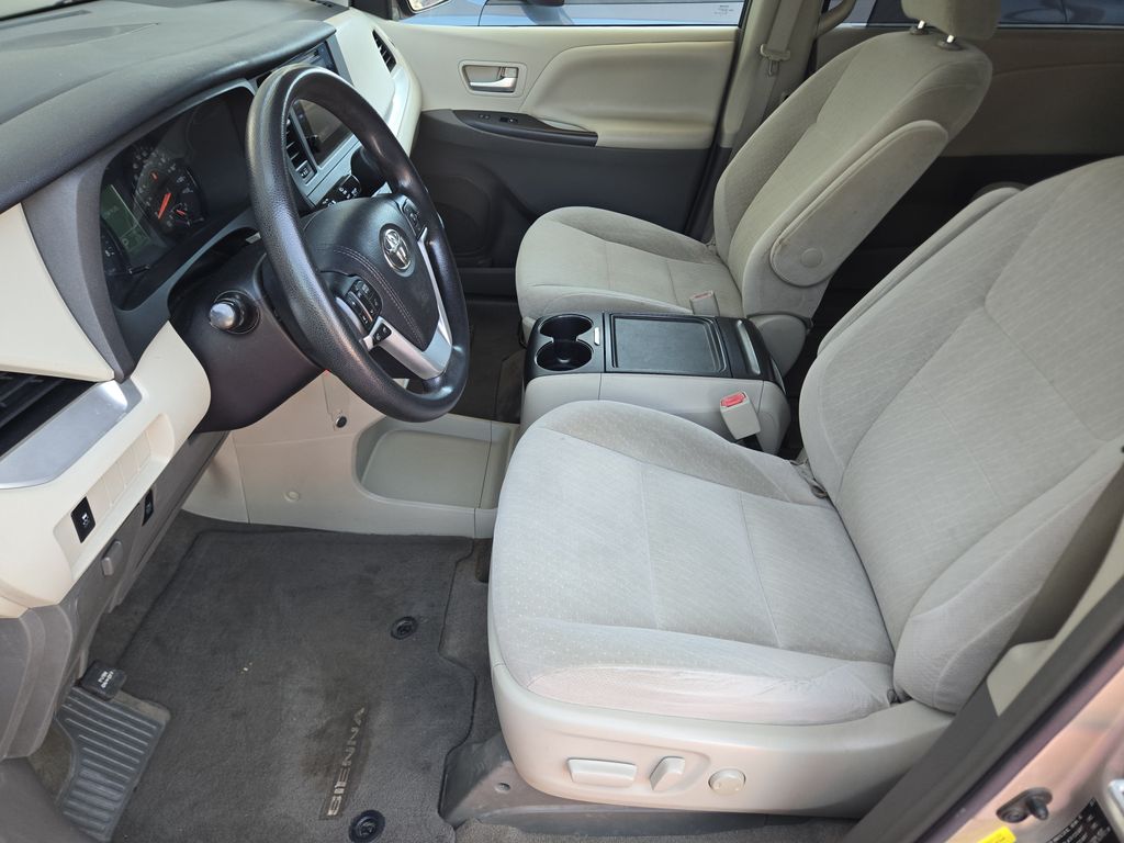 2017 Toyota Sienna LE - 11