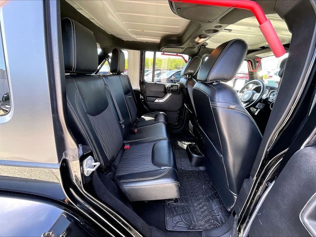 2015 Jeep Wrangler — photo 16