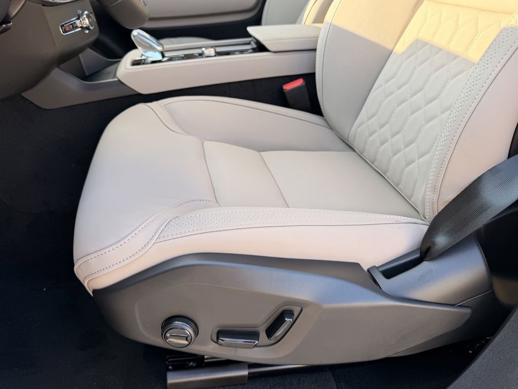 New 2026 Vapour Gray Volvo B6 Plus 7-Seater image 13