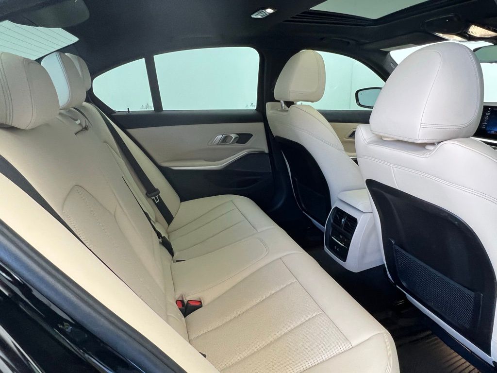 2023 BMW 3 Series 330i 9