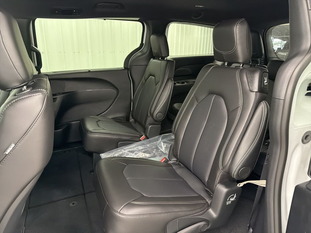 2026 Chrysler Pacifica Select - 10