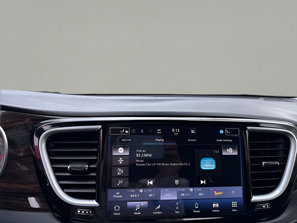 2023 Chrysler Pacifica Limited photo
