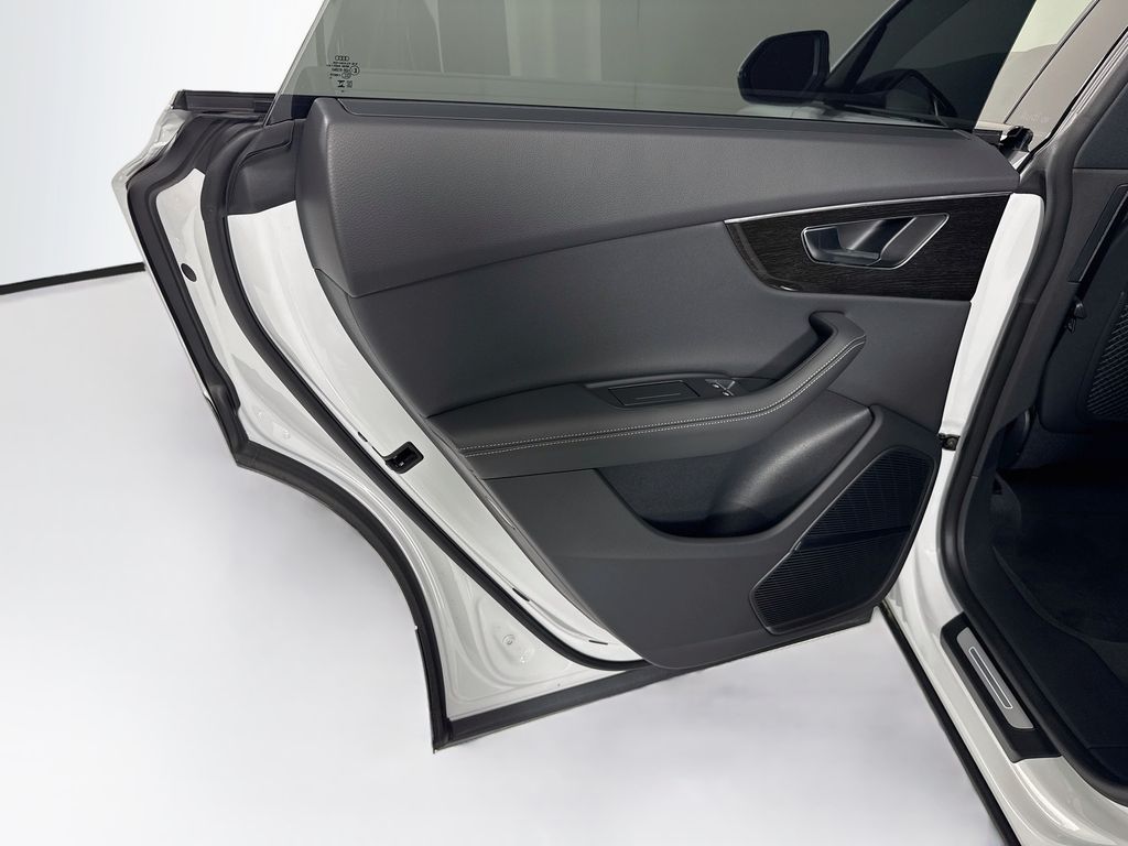 Thumbnail: 2026 Audi Q8 - 26