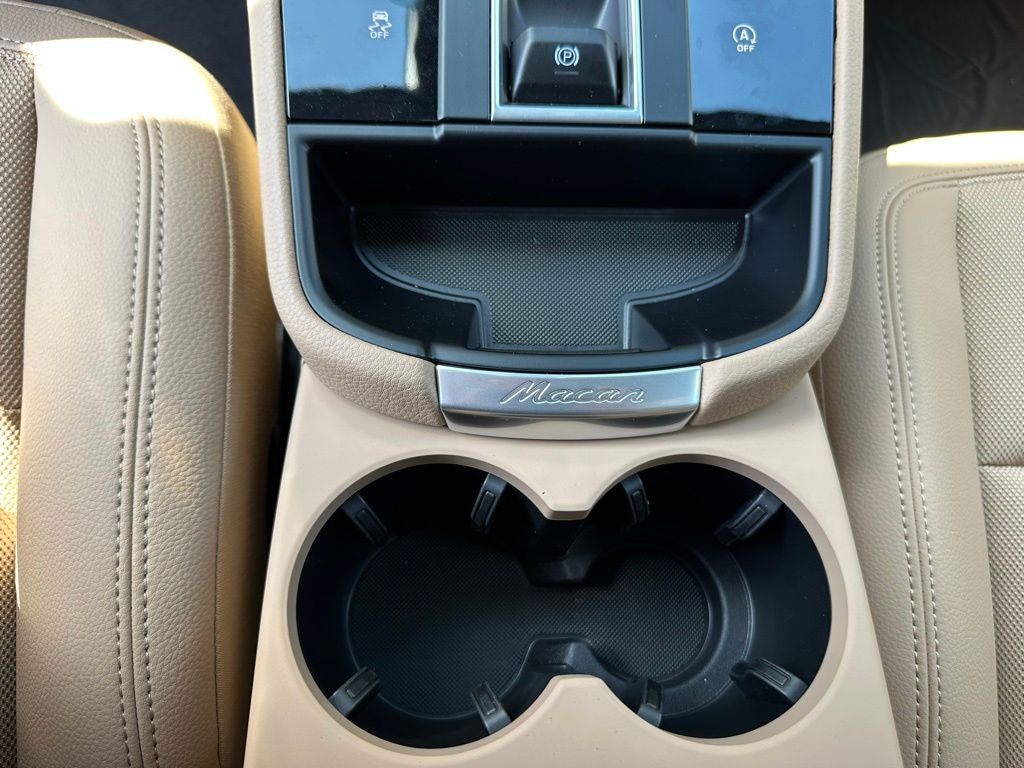 2025 Porsche Macan  21