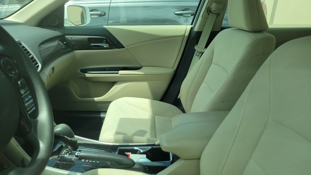 Used 2017  Honda EX image 3