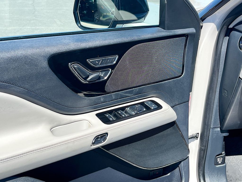 Used 2025 White Lincoln Premiere image 18