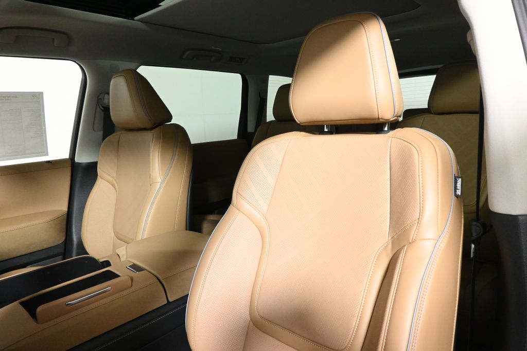 Thumbnail: 2026 INFINITI QX80 - 16