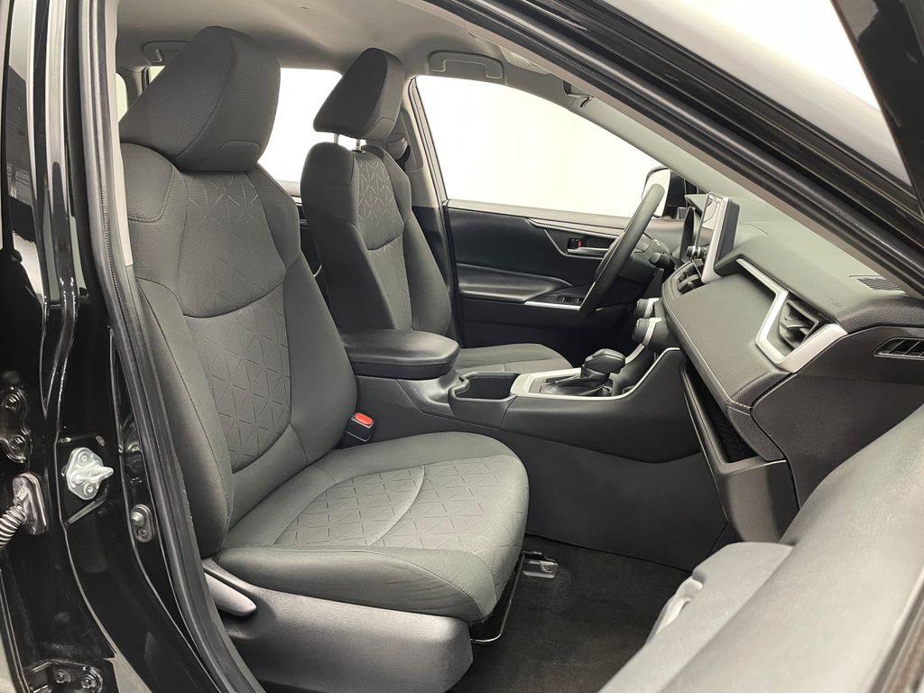 2023 Toyota RAV4 XLE 18
