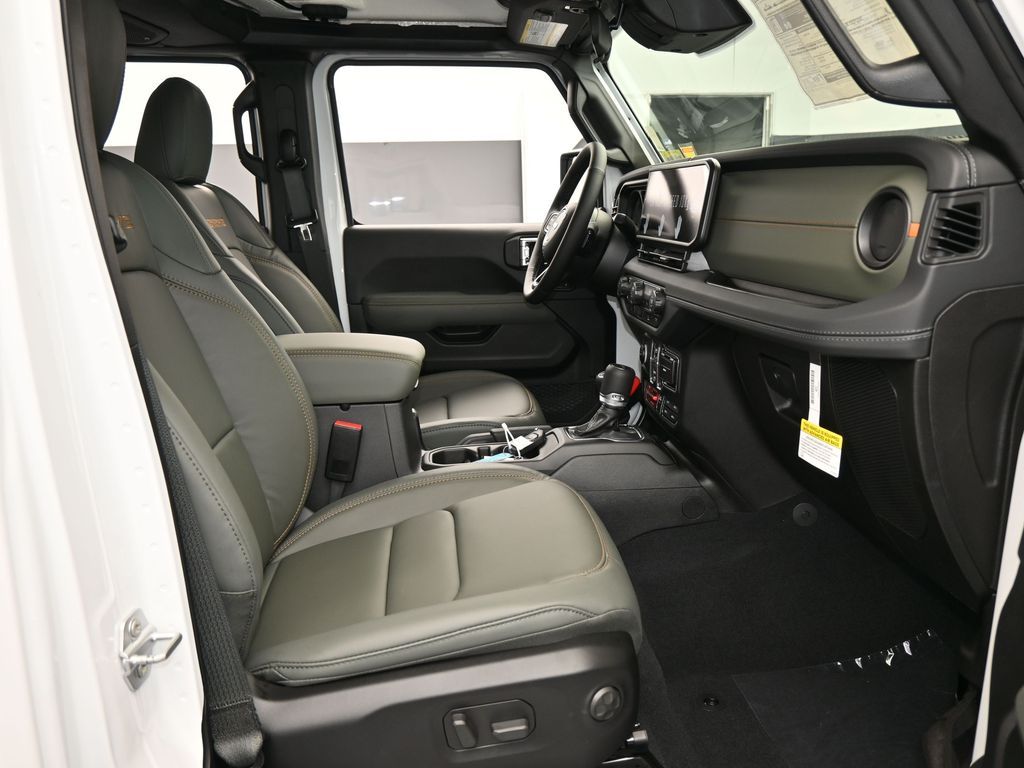 New 2026 bright white clearcoat Jeep Mojave image 41