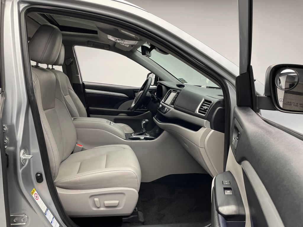 Thumbnail: 2019 Toyota Highlander - 17
