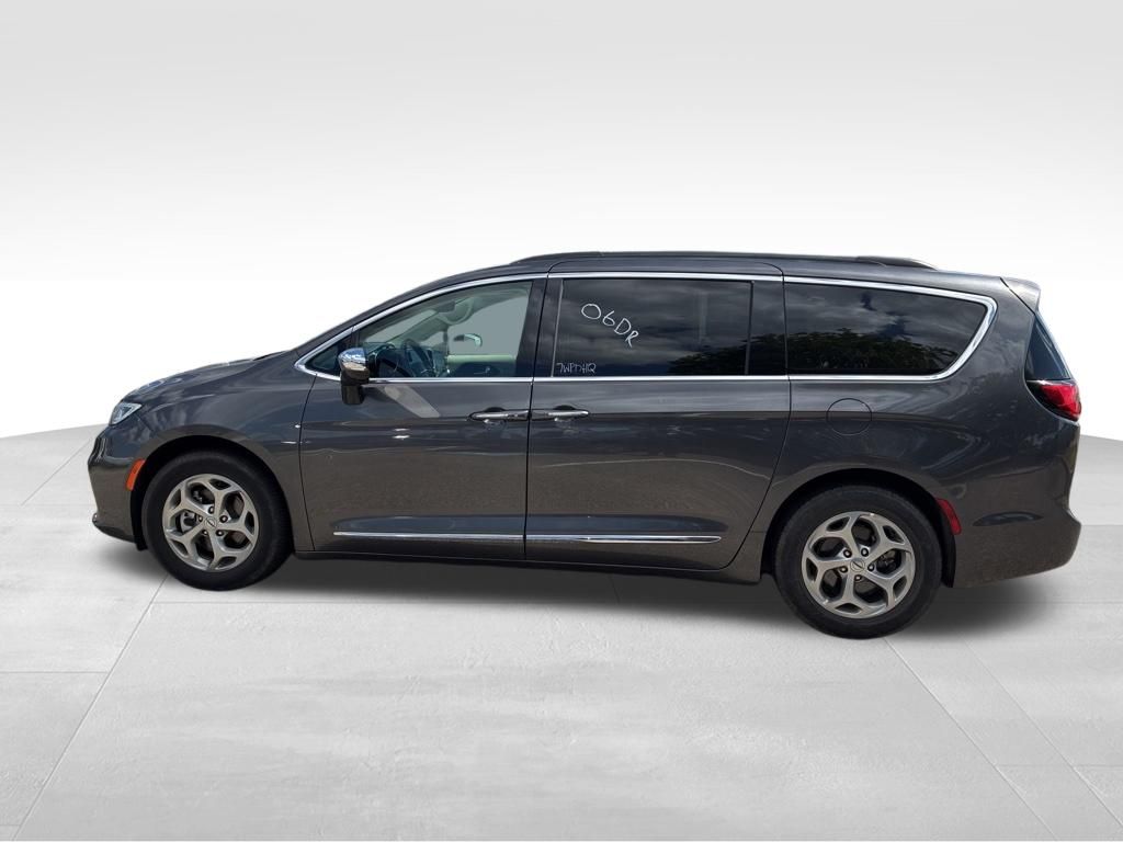 2023 Chrysler Pacifica Limited's photo