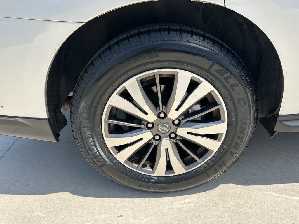 2017 Brilliant Silver Metallic Nissan Pathfinder SV FWD SUV