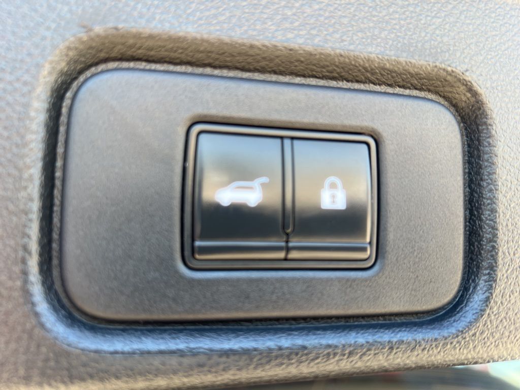2022 Nissan Pathfinder SV photo