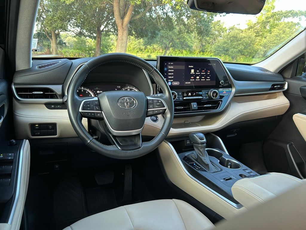Thumbnail: 2023 Toyota Highlander - 12