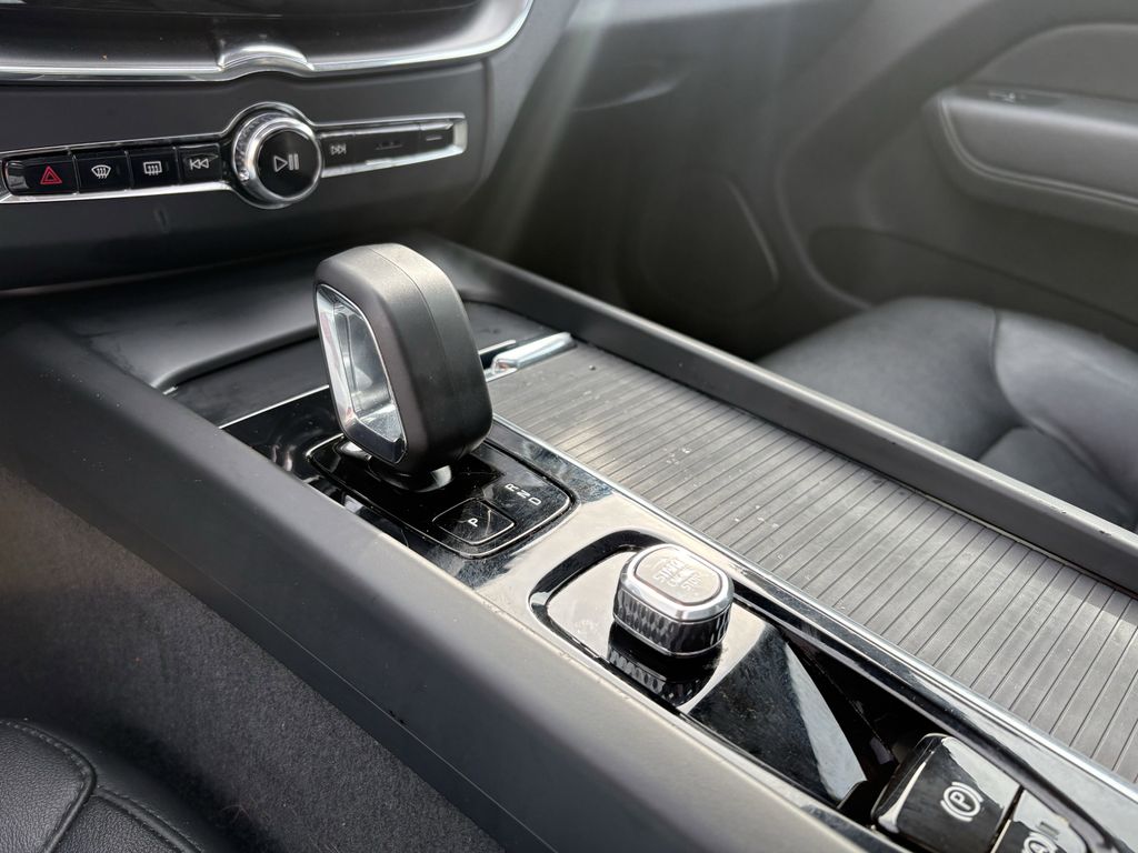 Certified Used 2024 Gray Metallic Volvo B5 Core image 21