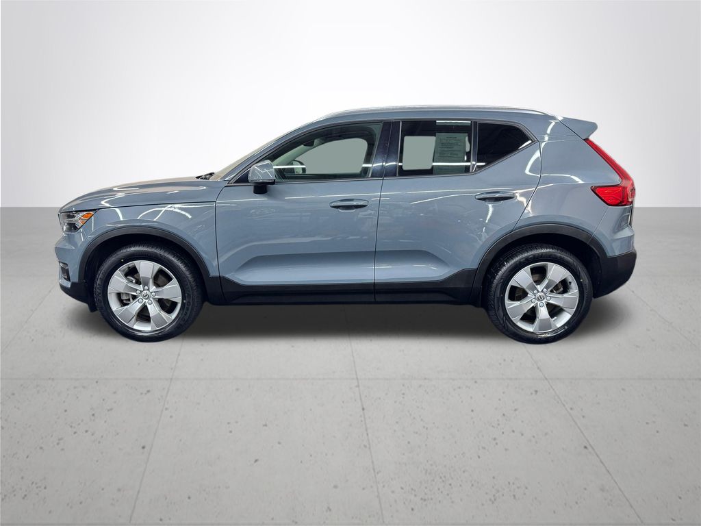 2022 Volvo XC40 Momentum
