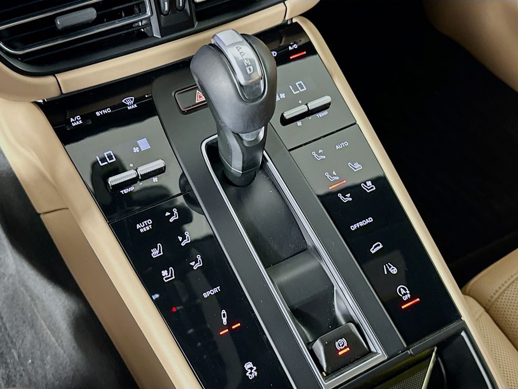Thumbnail: 2023 Porsche Macan - 17