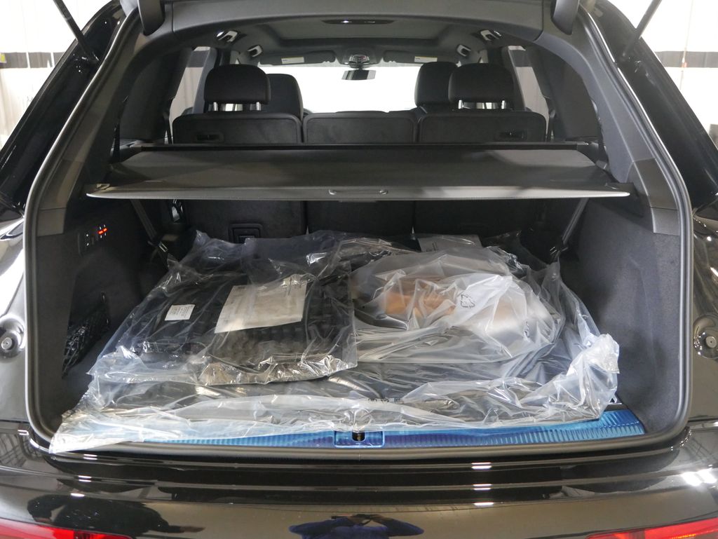 Thumbnail: 2026 Audi Q7 - 23