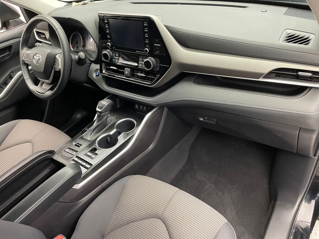2022 Toyota Highlander LE 16