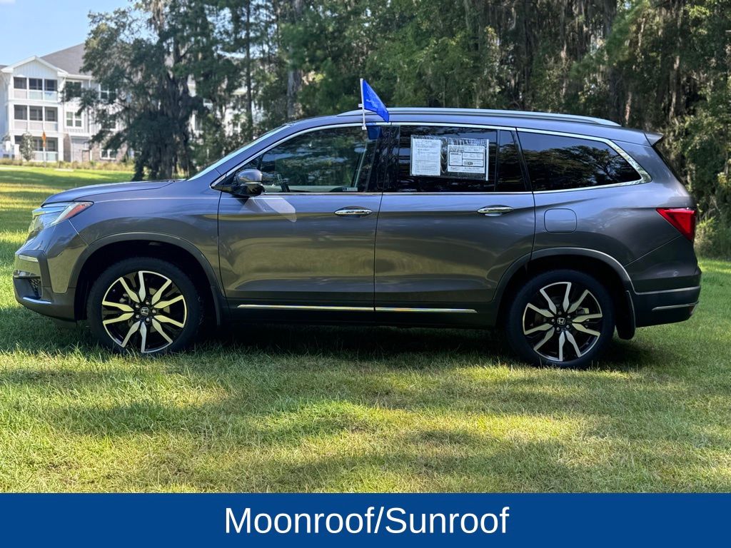 2020 Honda Pilot Touring w/Rear Captain's Chairs