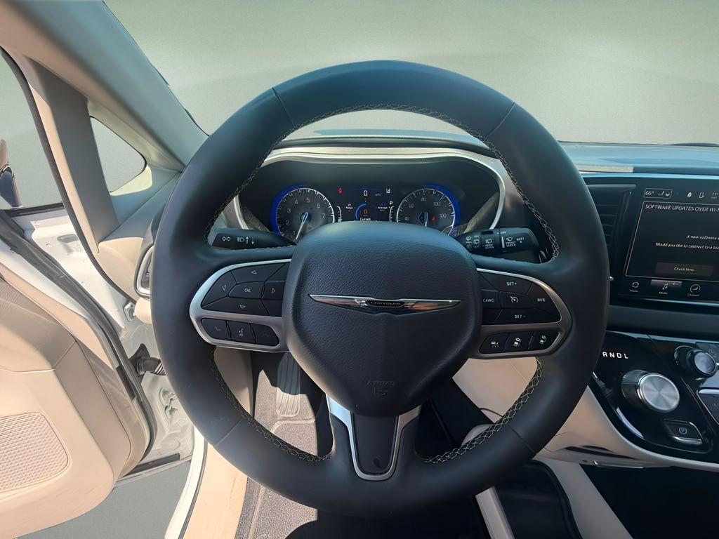 Used 2024 Chrysler Pacifica Van