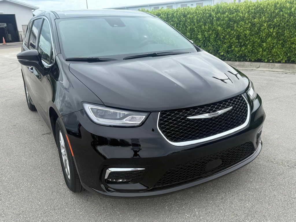 2026 Chrysler Pacifica Select's photo