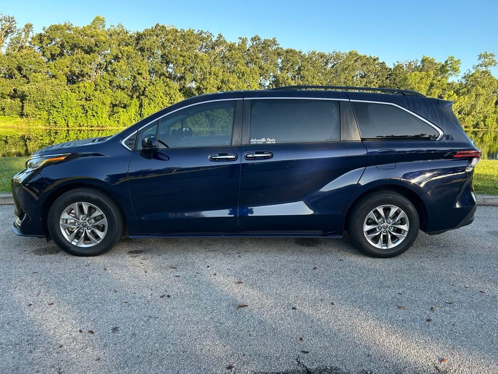 Thumbnail: 2022 Toyota Sienna - 2
