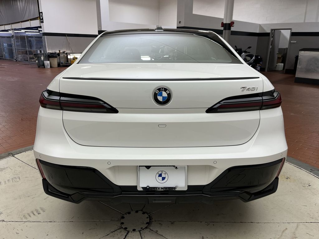 Thumbnail: 2023 BMW 7 Series - 24