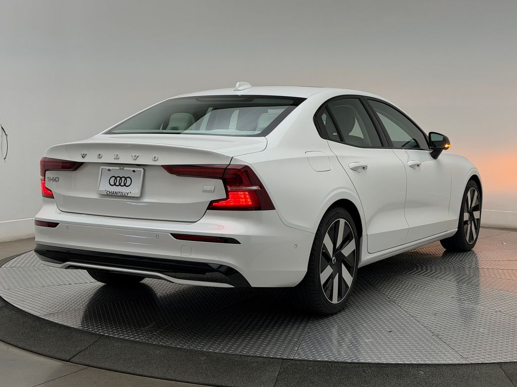 Thumbnail: 2024 Volvo S60 - 8